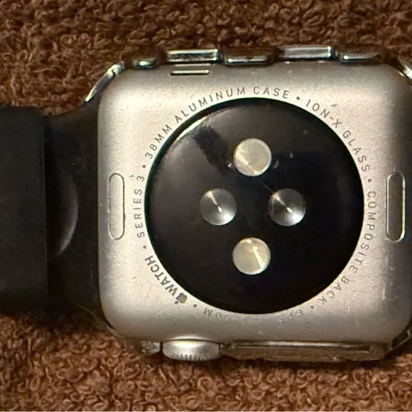 Apple Watch Series 3 with accessories - Picture 3 of 5